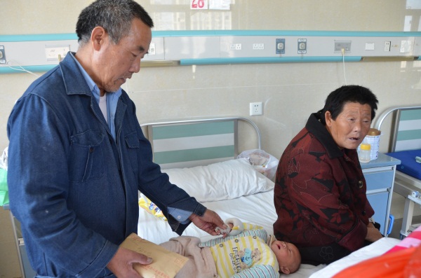 周同群与家人.JPG