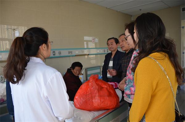 会员代表询问周同群情况.JPG