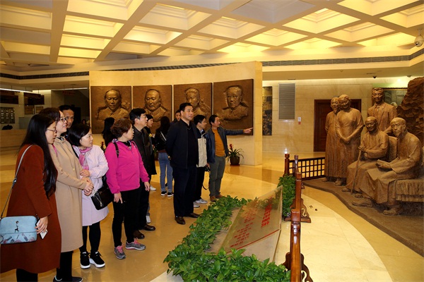 馆内合影1.jpg