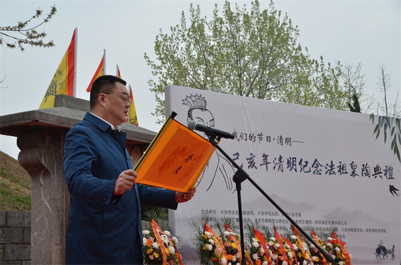 朱市长念祭文.JPG