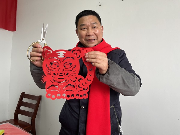 张玉柱剪纸.jpg