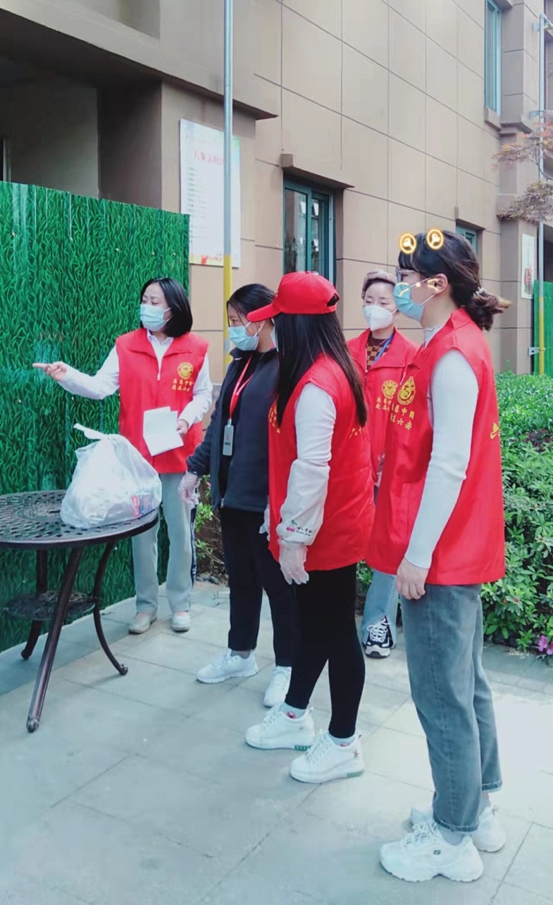汪群部长（左一）赴华邦祥华园协助社区做好疫情防控工作.JPG