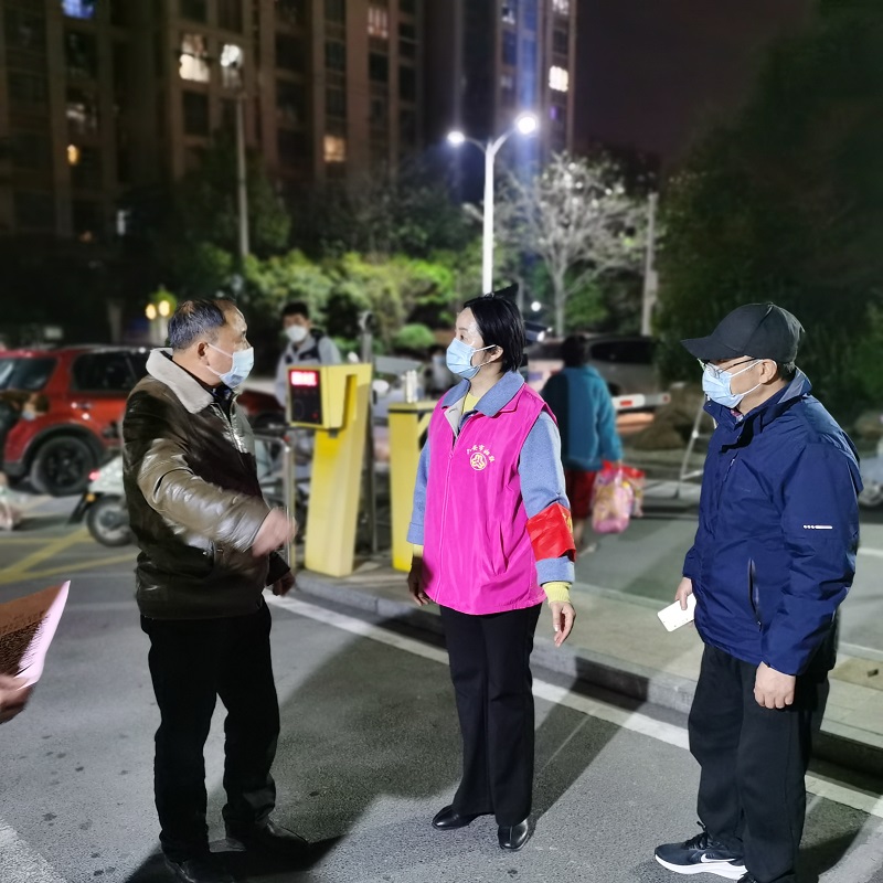 王芳（中间）.jpg